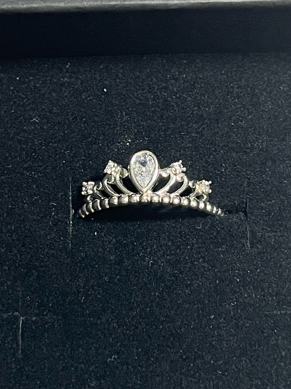 Sterling silver crown ring
925
Size 9
